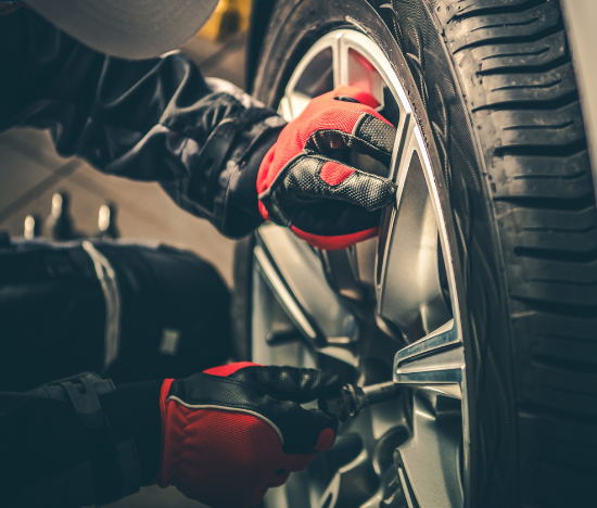 foto mecánico cambiando rueda