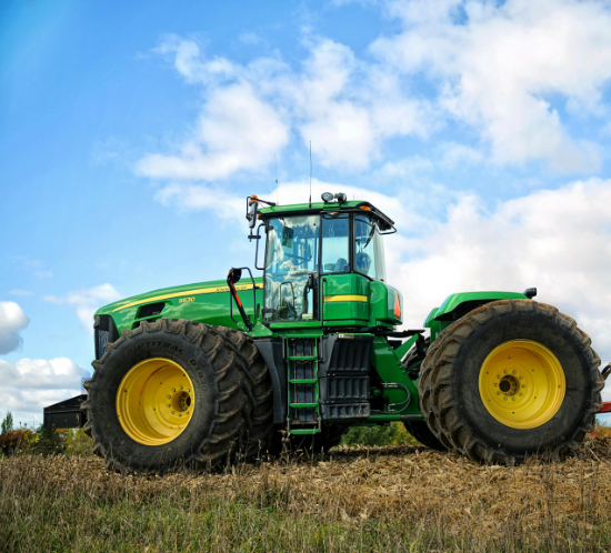 foto tractor en el campo